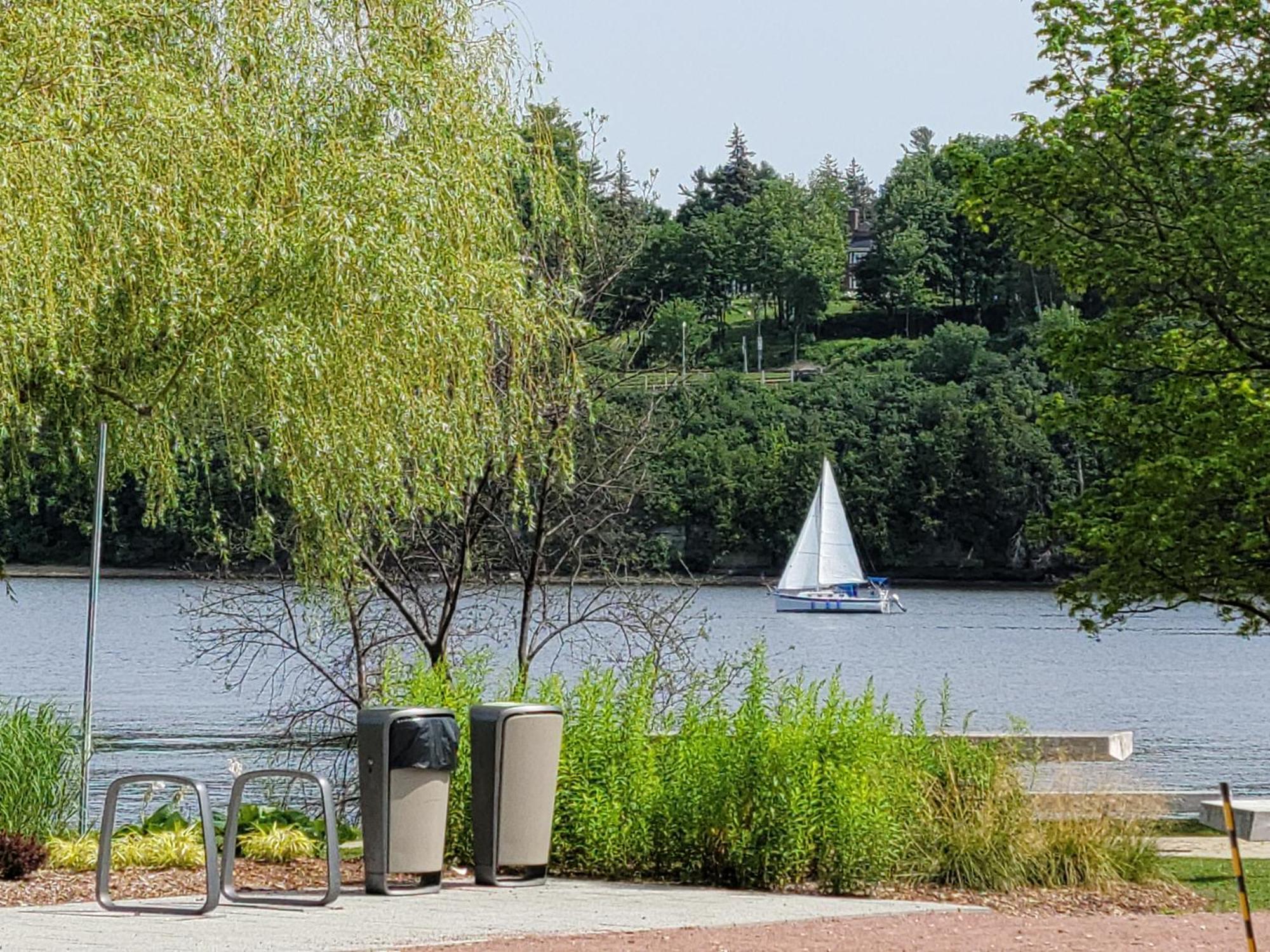 Kokomo Inn Bed And Breakfast Ottawa-Gatineau'S Only Tropical Riverfront B&B On The National Capital Cycling Pathway Route Verte #1 - For Adults Only - Chambre D'Hotes Tropical Aux Berges Des Outaouais Bnb #17542O Εξωτερικό φωτογραφία