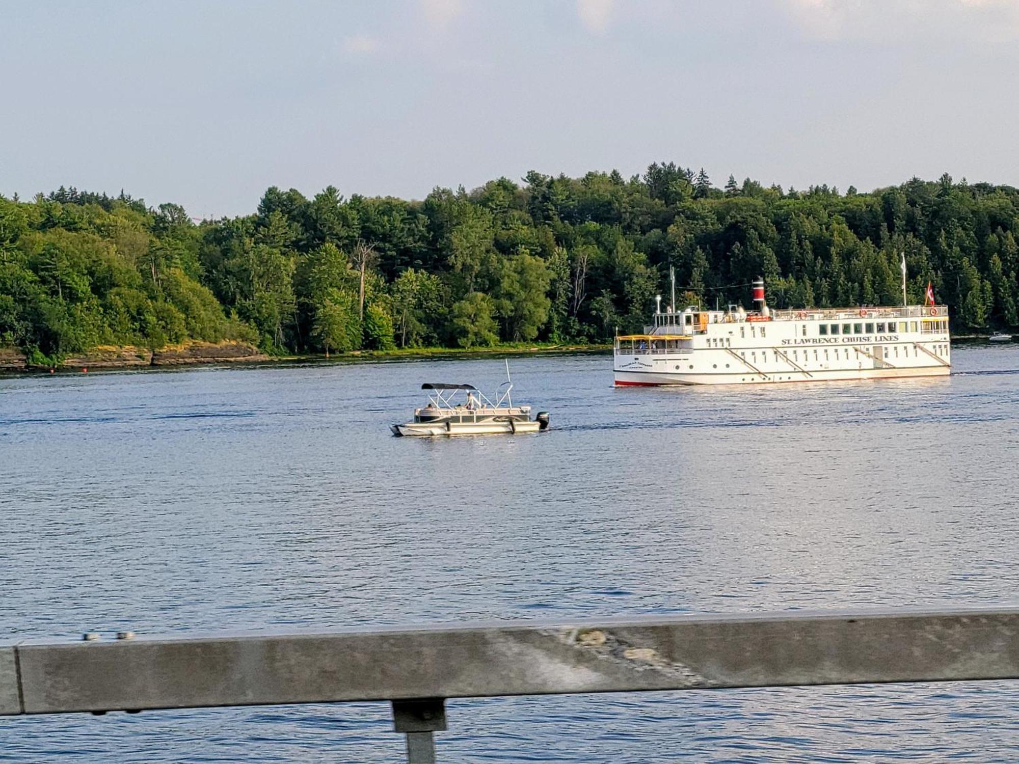Kokomo Inn Bed And Breakfast Ottawa-Gatineau'S Only Tropical Riverfront B&B On The National Capital Cycling Pathway Route Verte #1 - For Adults Only - Chambre D'Hotes Tropical Aux Berges Des Outaouais Bnb #17542O Εξωτερικό φωτογραφία
