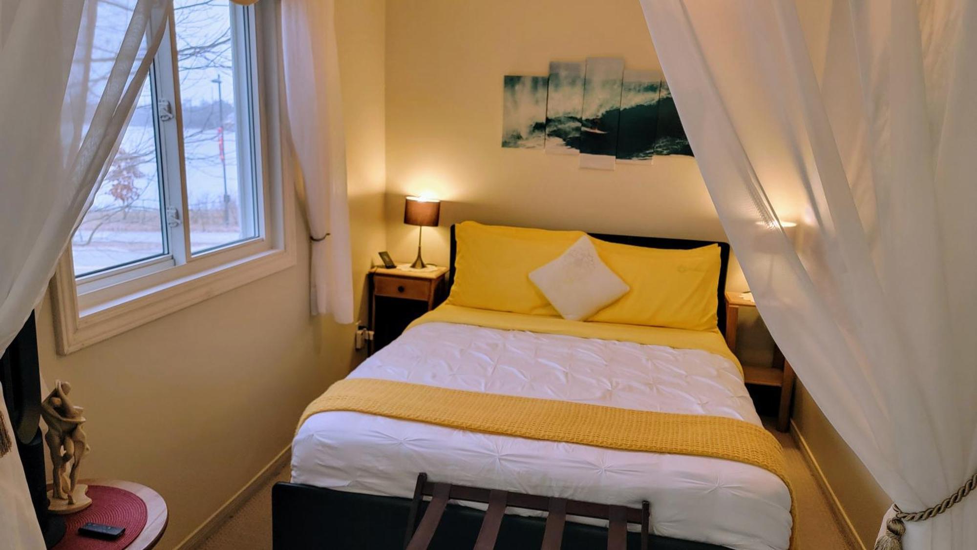 Kokomo Inn Bed And Breakfast Ottawa-Gatineau'S Only Tropical Riverfront B&B On The National Capital Cycling Pathway Route Verte #1 - For Adults Only - Chambre D'Hotes Tropical Aux Berges Des Outaouais Bnb #17542O Εξωτερικό φωτογραφία