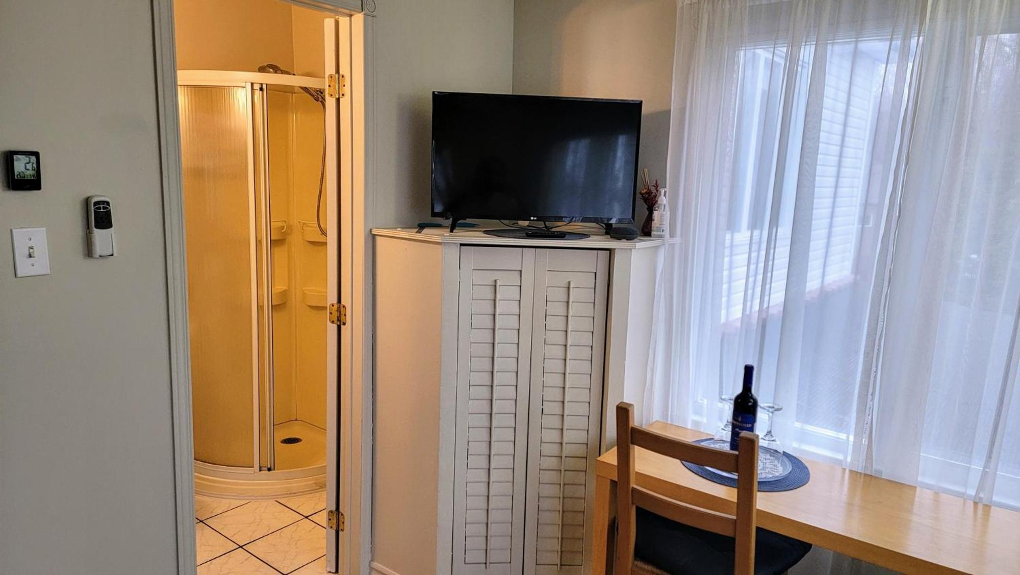 Kokomo Inn Bed And Breakfast Ottawa-Gatineau'S Only Tropical Riverfront B&B On The National Capital Cycling Pathway Route Verte #1 - For Adults Only - Chambre D'Hotes Tropical Aux Berges Des Outaouais Bnb #17542O Εξωτερικό φωτογραφία