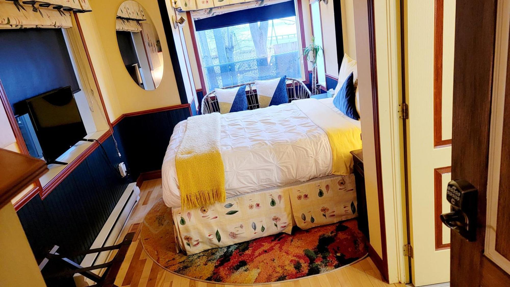 Kokomo Inn Bed And Breakfast Ottawa-Gatineau'S Only Tropical Riverfront B&B On The National Capital Cycling Pathway Route Verte #1 - For Adults Only - Chambre D'Hotes Tropical Aux Berges Des Outaouais Bnb #17542O Εξωτερικό φωτογραφία
