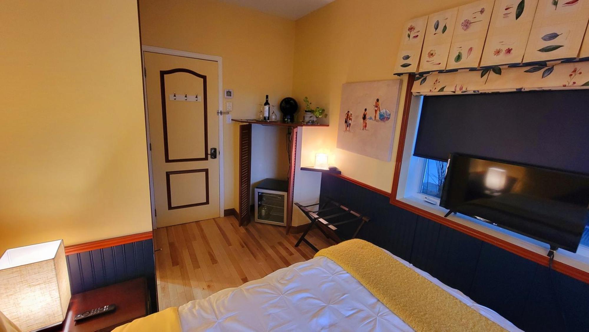 Kokomo Inn Bed And Breakfast Ottawa-Gatineau'S Only Tropical Riverfront B&B On The National Capital Cycling Pathway Route Verte #1 - For Adults Only - Chambre D'Hotes Tropical Aux Berges Des Outaouais Bnb #17542O Δωμάτιο φωτογραφία