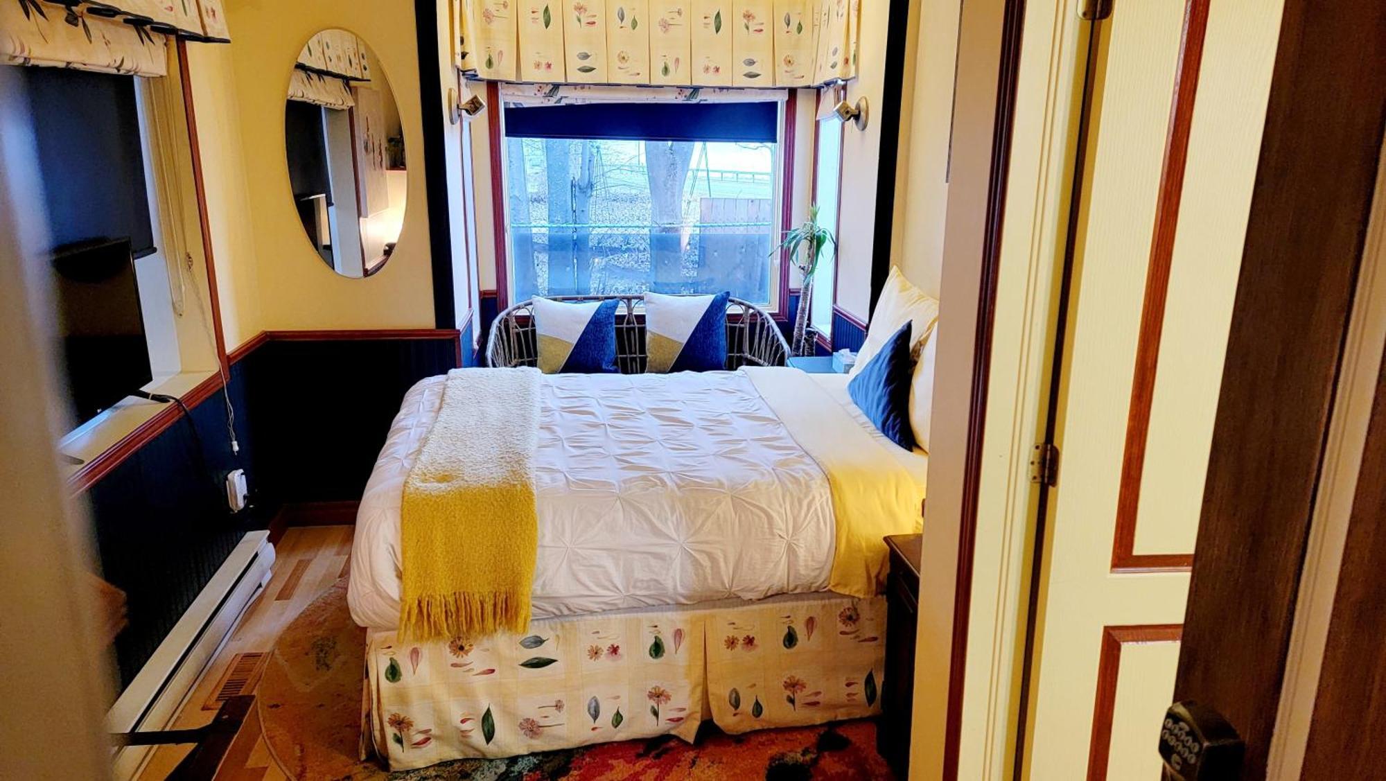 Kokomo Inn Bed And Breakfast Ottawa-Gatineau'S Only Tropical Riverfront B&B On The National Capital Cycling Pathway Route Verte #1 - For Adults Only - Chambre D'Hotes Tropical Aux Berges Des Outaouais Bnb #17542O Δωμάτιο φωτογραφία